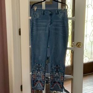Laurie Felt Daisy Denim embroidered high-low jeans. Size 12